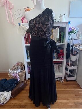 Black One-Shoulder Lace Formal Gown w/ Satin Bow Accent – Never Worn